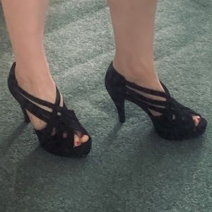 Black suede simply Vera Vera Wang heels